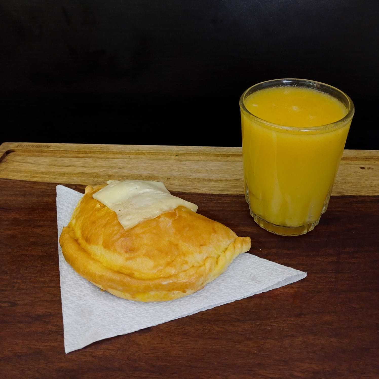 Empanada de queso + jugo o café