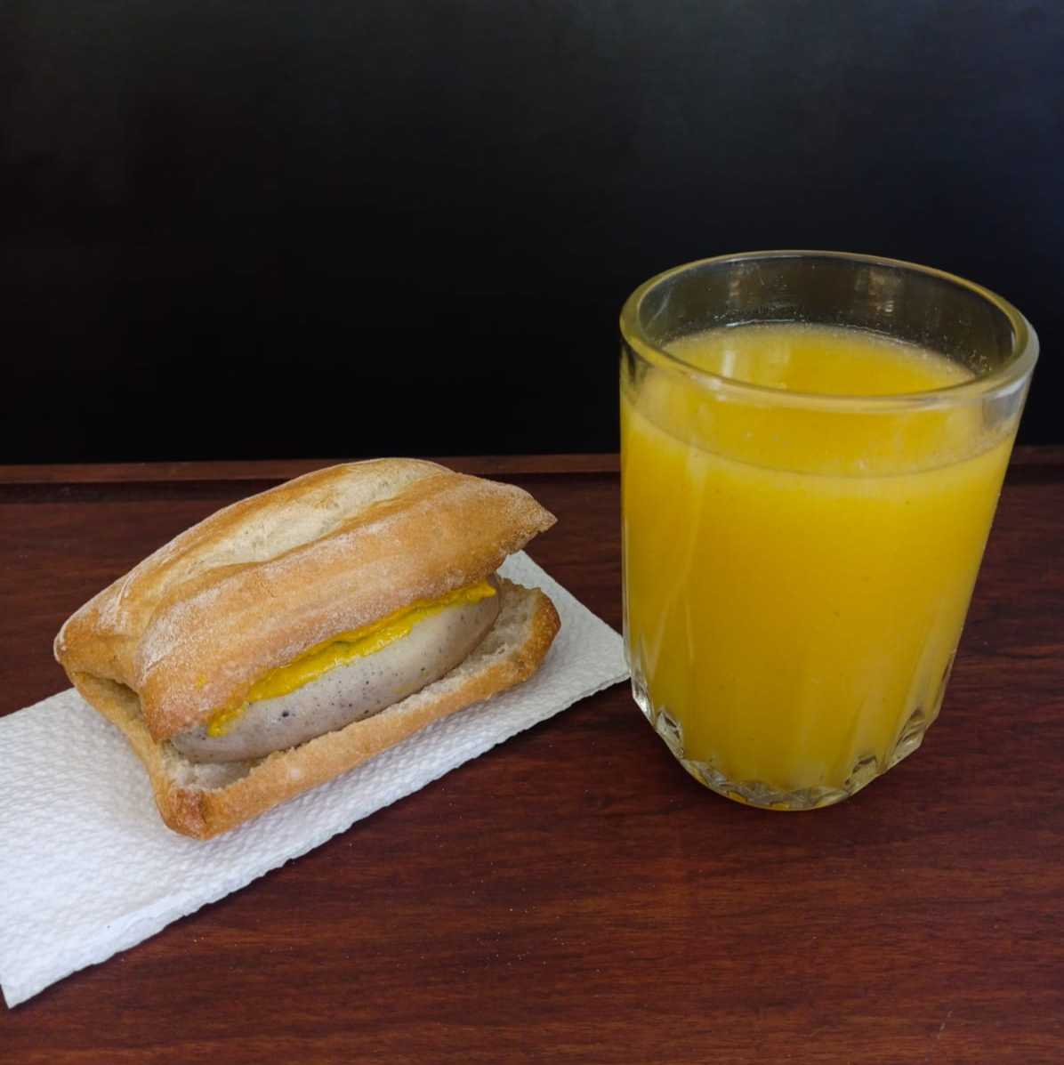 Sándwich de salchicha + jugo o café